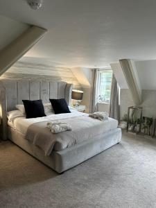 a bedroom with a large bed in a room at OYO The Townhouse in Durham