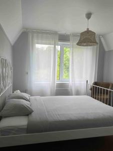 Schlafzimmer mit einem großen Bett und einem Fenster in der Unterkunft Vīnkalni in Plieņciems