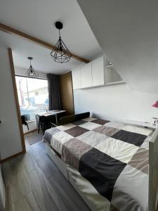 - une chambre avec un lit et un bureau dans l'établissement Apartamento matriz, à Póvoa de Varzim