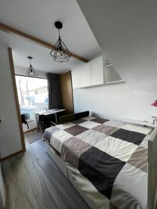 a bedroom with a bed and a desk in it at Estúdio Matriz PVZ in Póvoa de Varzim