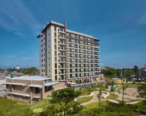 un edificio alto con un parque delante de él en Quest Hotel Tagaytay, en Tagaytay
