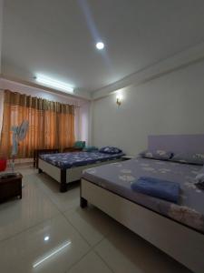 מיטה או מיטות בחדר ב-Om Bramha Hotel