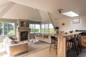 uma sala de estar com uma mesa e uma lareira em Villa de la Roche - Magnifique villa vue mer em Saint Malo