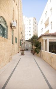 eine leere Straße in einer Stadt mit Gebäuden in der Unterkunft Luxury 3BR Apartment, Der Ghbar 165m2 in Amman