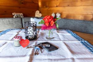 Łóżko lub łóżka w pokoju w obiekcie Ferienhütte Puutz