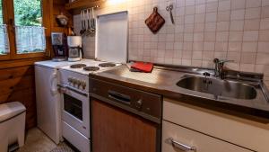 Kuchnia lub aneks kuchenny w obiekcie Ferienhütte Puutz