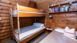 ヴェルグルにあるFerienhütte Puutzのログキャビン内のベッドルーム1室(二段ベッド付)