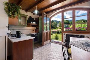 eine Küche mit einer offenen Tür zu einer Terrasse in der Unterkunft Farmhouse of Grandfather Chek in Bellagio