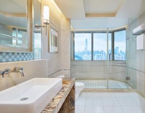 łazienka z wanną, toaletą i prysznicem w obiekcie Four Points by Sheraton Shenzhen w mieście Shenzhen