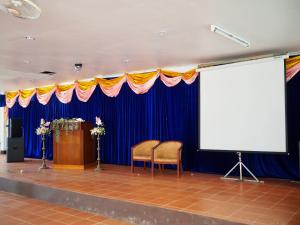 eine Bühne mit zwei Stühlen und einem weißen Bildschirm in der Unterkunft Onthebeach resort in Ban Hin Sam Kon