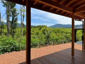 un porche con vistas a las montañas en Private Villa ietona, en Fujikawaguchiko