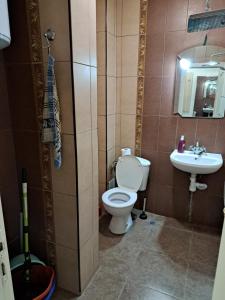 プロブディフにあるencantoのトイレと洗面台付きのバスルーム +40枚の写真