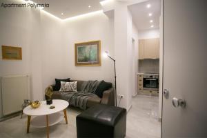 een woonkamer met een bank en een tafel bij Polymnia & Melpomene by Heloni Apartments in Athene