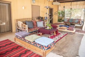 sala de estar con sofás y alfombra en Einot Bar, en Giv'ot Bar