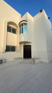 Madīnat Yanbu‘ aş Şinā‘īyah的住宿－H5-hاتش5，前面有门的白色大建筑