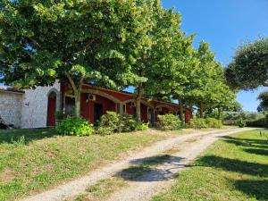 a house with a dirt road in front of it at Agriturismo Le Querce in Bomarzo