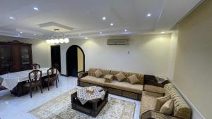 a living room with a couch and a table at اتش h5 ينبع الصناعية in Madīnat Yanbu‘ aş Şinā‘īyah