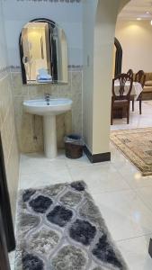 uma casa de banho com um lavatório e um espelho em H5-hاتش5 em Madīnat Yanbu‘ aş Şinā‘īyah