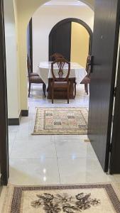 a dining room with a table and chairs at H5-hاتش5 in Madīnat Yanbu‘ aş Şinā‘īyah
