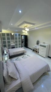 duża sypialnia z 2 łóżkami i komodą w obiekcie H5-hاتش5 w mieście Madīnat Yanbu‘ aş Şinā‘īyah