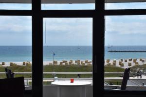 - une vue sur la plage depuis la fenêtre dans l'établissement Ostseezauber 9187 - Fehmarn, à Burgtiefe auf Fehmarn 