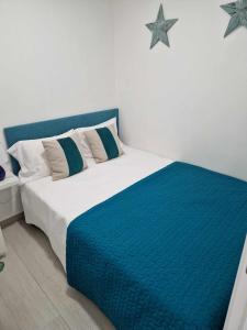 ein Schlafzimmer mit einem blauen und weißen Bett mit Sternen an der Wand in der Unterkunft Merluza in Nazaré