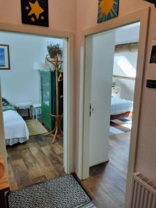 een kamer met een deur naar een slaapkamer bij De Moane in Akelsbarg