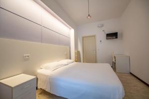 Un pat sau paturi într-o cameră la Albergo Altamira