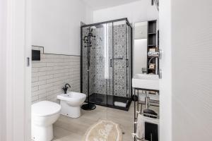 Un baño con ducha, inodoro y lavabo. en Casa la coccinella, en Orbetello 7 fotos más