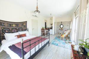 1 dormitorio con 1 cama y sala de estar en Einot Bar, en Giv'ot Bar