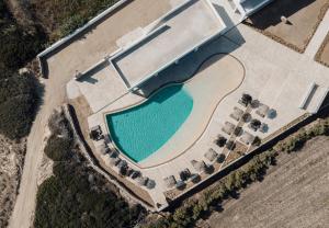 vista sulla piscina di un resort di Sundunes Hotel Naxos a Plaka