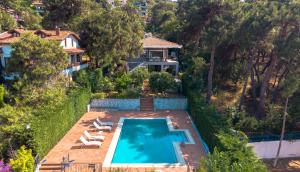 נוף של הבריכה ב-Homie Suites - 3br villa w pool in Heybeliada או בסביבה