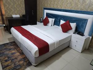 Postel nebo postele na pokoji v ubytování Surya Palace Noida