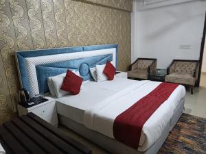 Postel nebo postele na pokoji v ubytování Surya Palace Noida
