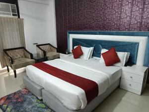 Postel nebo postele na pokoji v ubytování Surya Palace Noida