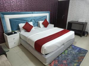 Postel nebo postele na pokoji v ubytování Surya Palace Noida