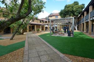 un patio con césped en un edificio en All Africa House (University Of Cape Town), en Ciudad del Cabo