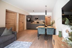 A kitchen or kitchenette at Das Lenz by Inncomer
