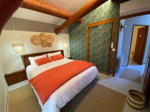 ヴァルレアスにあるDrome provençale maison familiale calme dans villageのベッドルーム1室(大型ベッド1台、赤い枕付) +60枚の写真