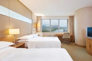 Ένα ή περισσότερα κρεβάτια σε δωμάτιο στο Four Points by Sheraton Shenzhen