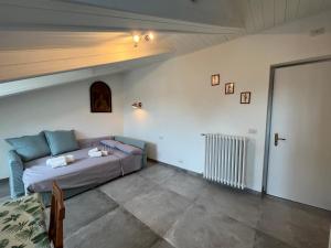 een slaapkamer met een bed in een kamer bij Suite The Roof in Turijn