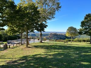 un parque con árboles y una valla con vistas en Agriturismo Le Querce, en Bomarzo
