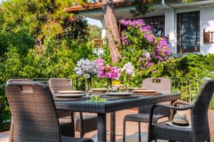 Restauracja lub miejsce do jedzenia w obiekcie Homie Suites - 3br villa w pool in Heybeliada
