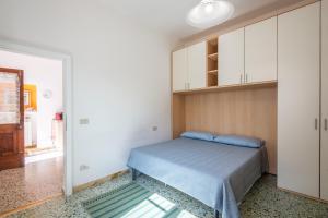 Schlafzimmer mit einem Bett und weißen Schränken in der Unterkunft Podere San Lorenzo in Siena
