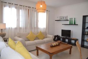 salon z kanapą i stolikiem kawowym w obiekcie Grand Villa Famara Puerto del Carmen w Puerto del Carmen