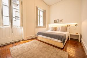 una camera da letto bianca con un letto e una finestra di Vistas al Nautico y Paseo Marítimo de Vigo a Vigo Altre 30 foto