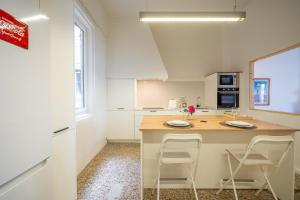 una cucina con bancone e due sgabelli di Vistas al Nautico y Paseo Marítimo de Vigo a Vigo