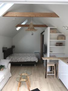 um quarto com uma cama, uma mesa e um sofá em Dune Vieuw em Zandvoort