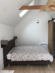 1 dormitorio con 1 cama en una habitación en Dune Vieuw, en Zandvoort