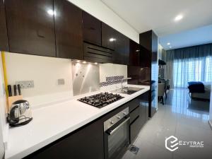 uma cozinha com um fogão e uma bancada em Studio at Damac Majestine, Business Bay by Ezytrac Vacation homes em Dubai